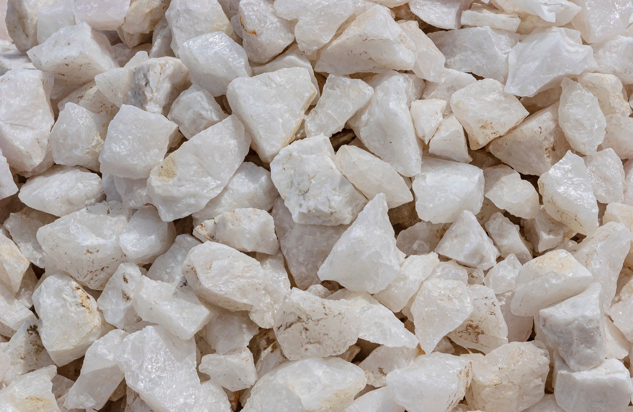 Raw white quartz stones